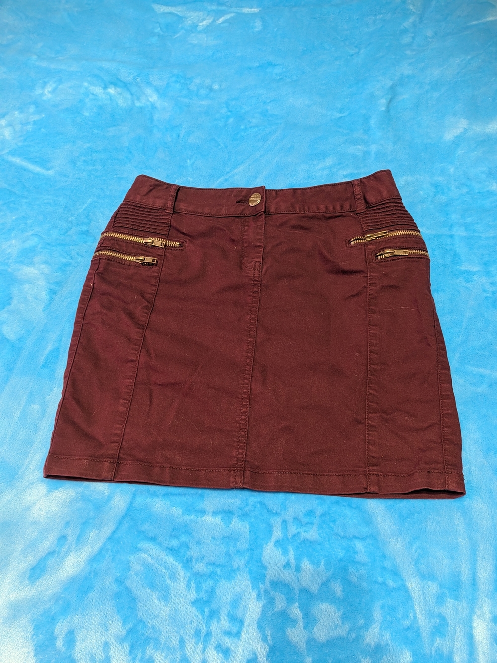 ❤️✨ Burgundy Mini Skirt with Gold Zipper Detail ✨❤️